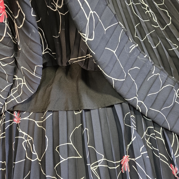 Black and White Alfani Pleated Floral Skirt Size 0X - Picture 3 of 8